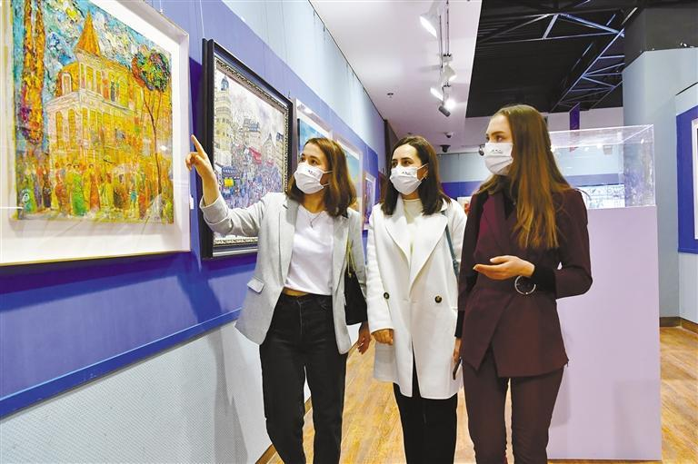 2021年12月2日，外国游客参观第七届丝绸之路国际艺术节系列活动之一的国际艺术展（资料照片）。记者 杜玮 摄