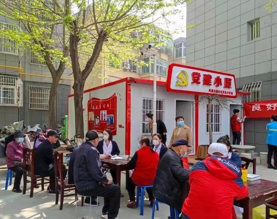 志愿者在社区为老年群众服务