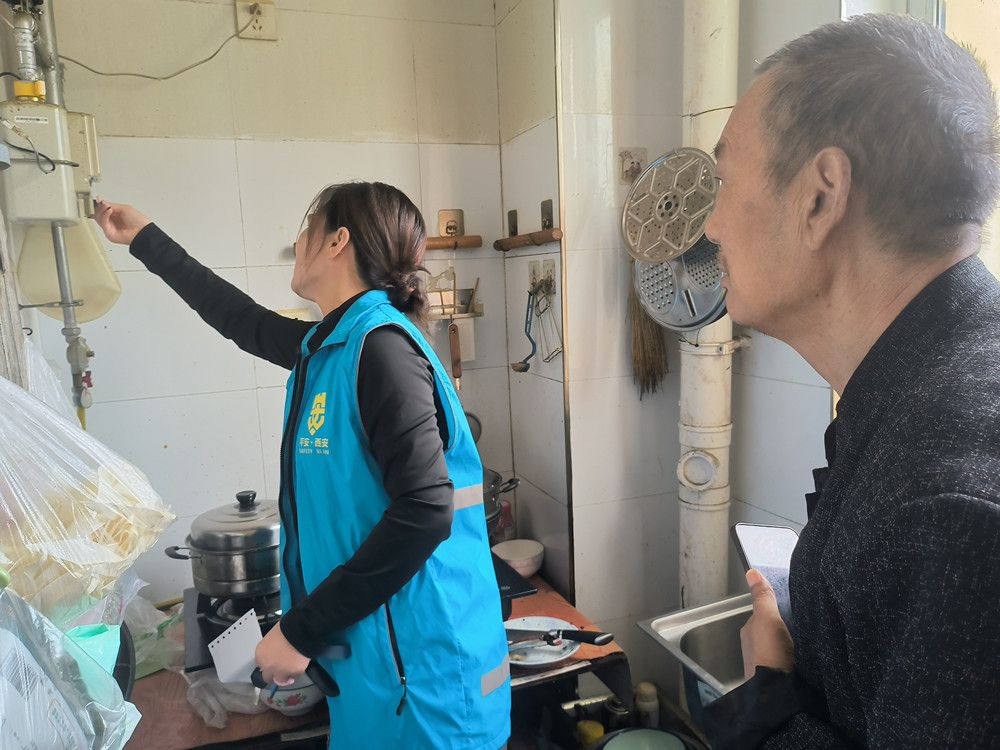 网格员入户帮群众查看天然气是否安全