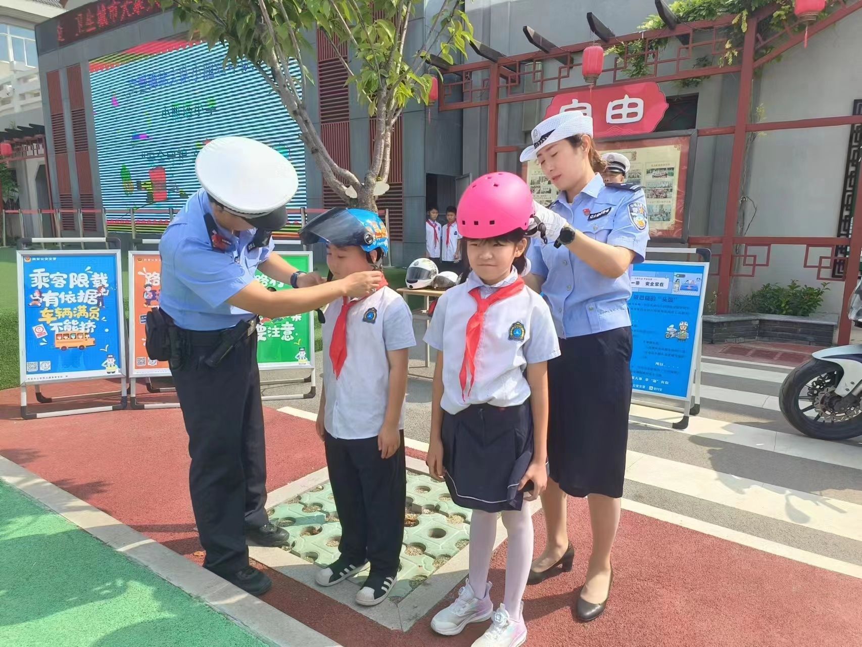 民警指导学生正确佩戴安全帽