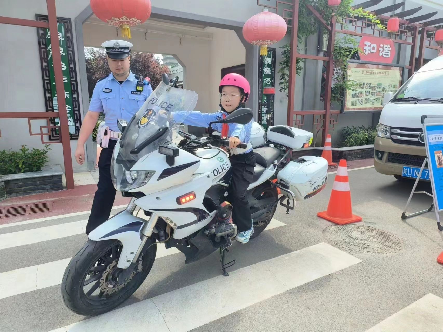 学生体验交警铁骑的警用摩托车