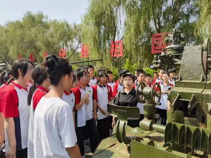 同学们认真聆听兵器知识讲解(本文图片由华阴市罗山初级中学提供)