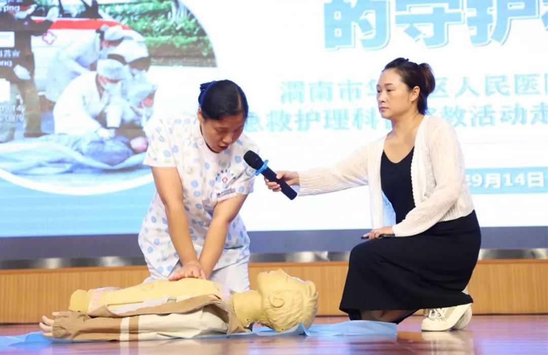 医护人员讲解心肺复苏急救法（本文图片由华州区毓秀小学提供）