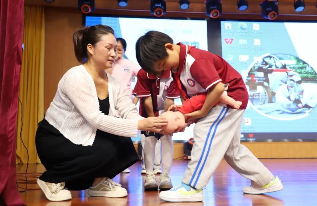 学生模拟海姆立克急救法