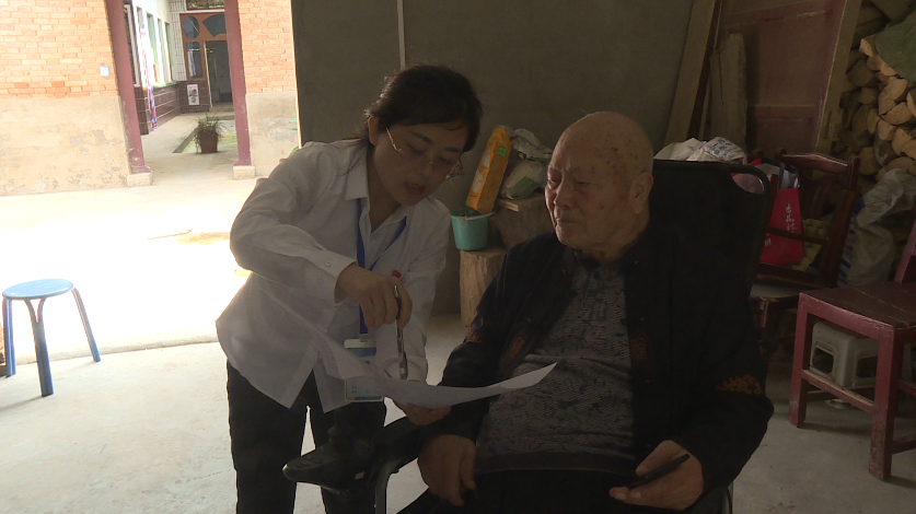 蒲城县残联工作人员张引娣入户为老人讲解残疾证办理事项