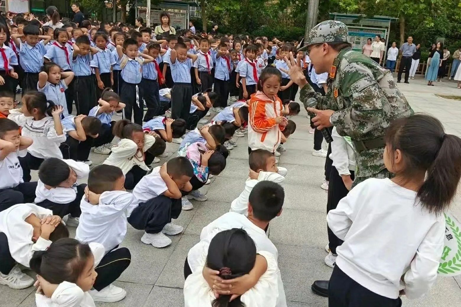 大荔县实验小学举行防空疏散演练现场(本文图片由李世居提供)