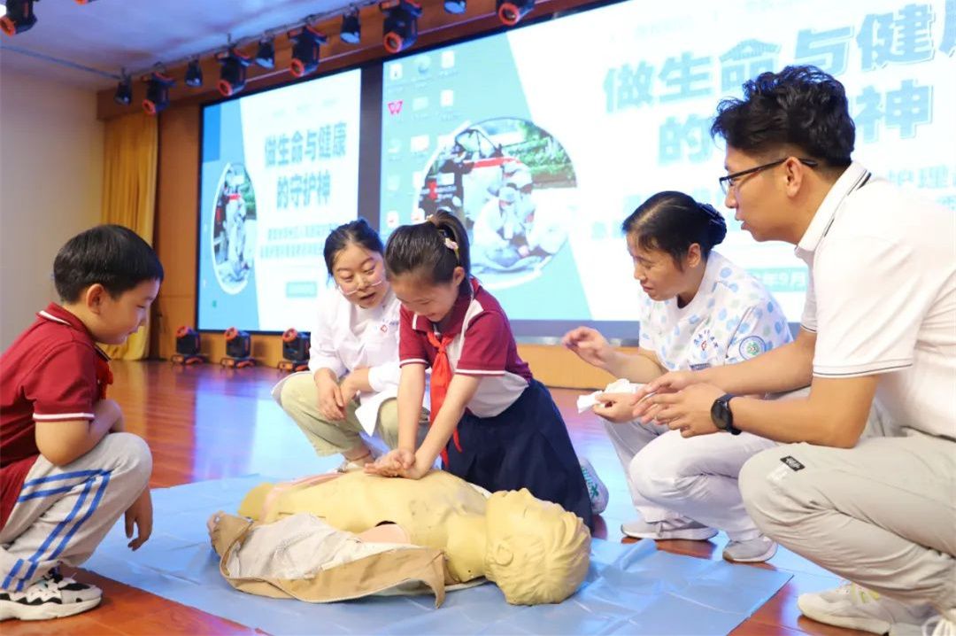 学生模拟心肺复苏急救法