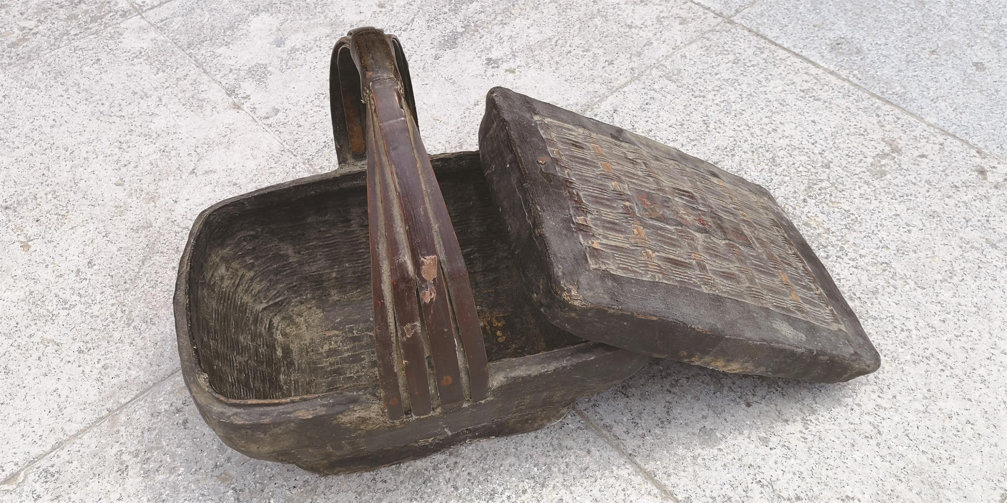 马蹄笼是开口长方形的竹编器。