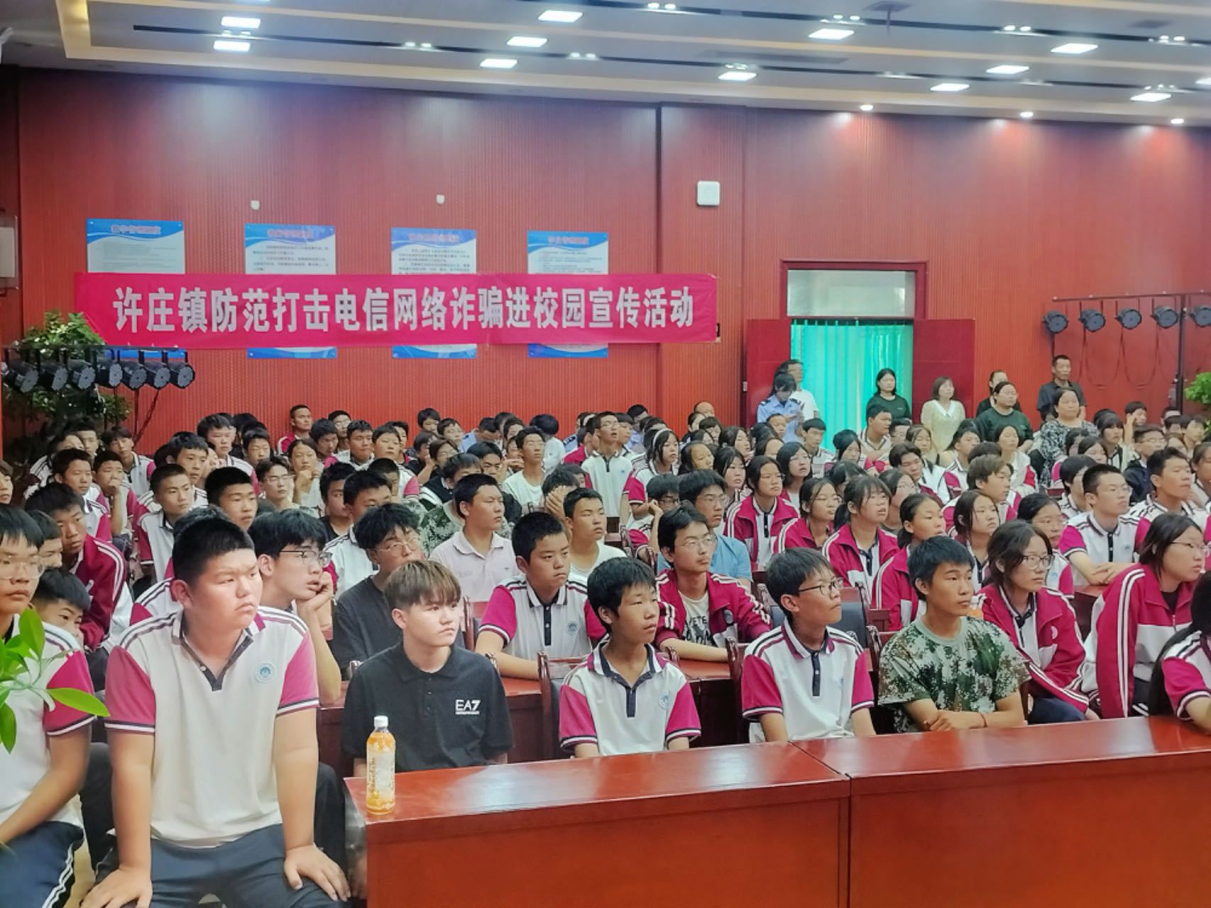 同学们认真聆听