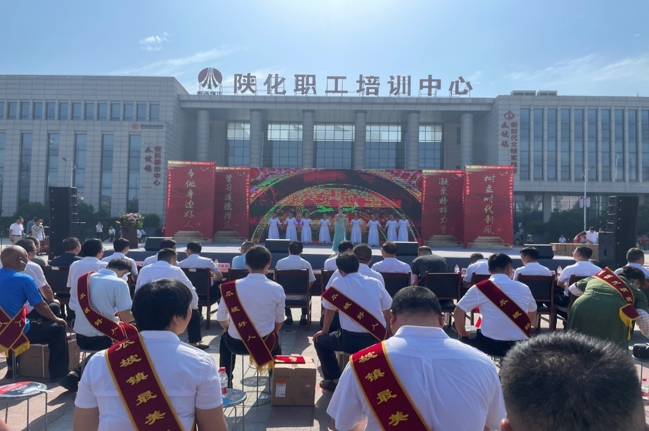 瓜坡镇召开道德模范表彰大会