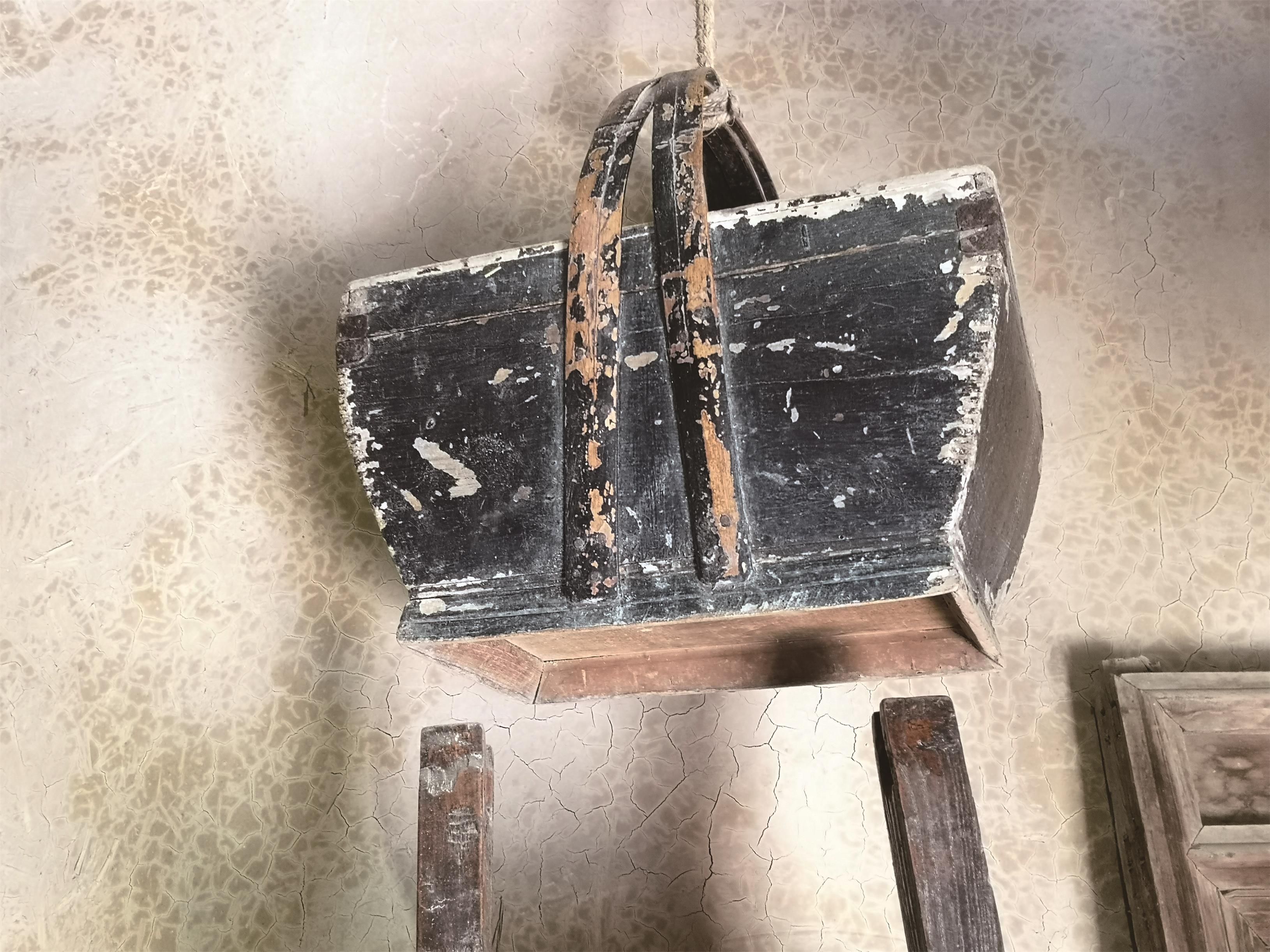 马蹄笼有笼攀,笼盖,盛馍挂在空中,以防老鼠偷吃。