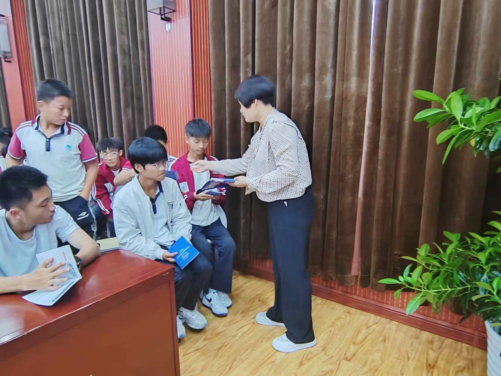 为学生发放防范电信网络诈骗宣传单