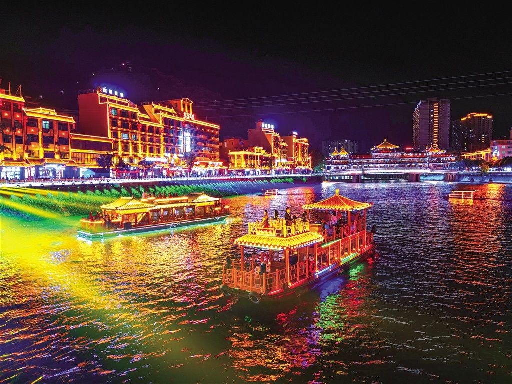 赛事期间,岚皋化身“不夜城”