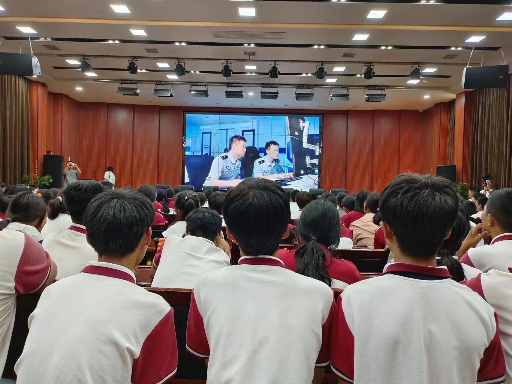 师生集体观看反电诈宣传片