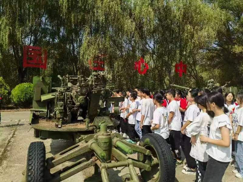 同学们近距离参观退役武器