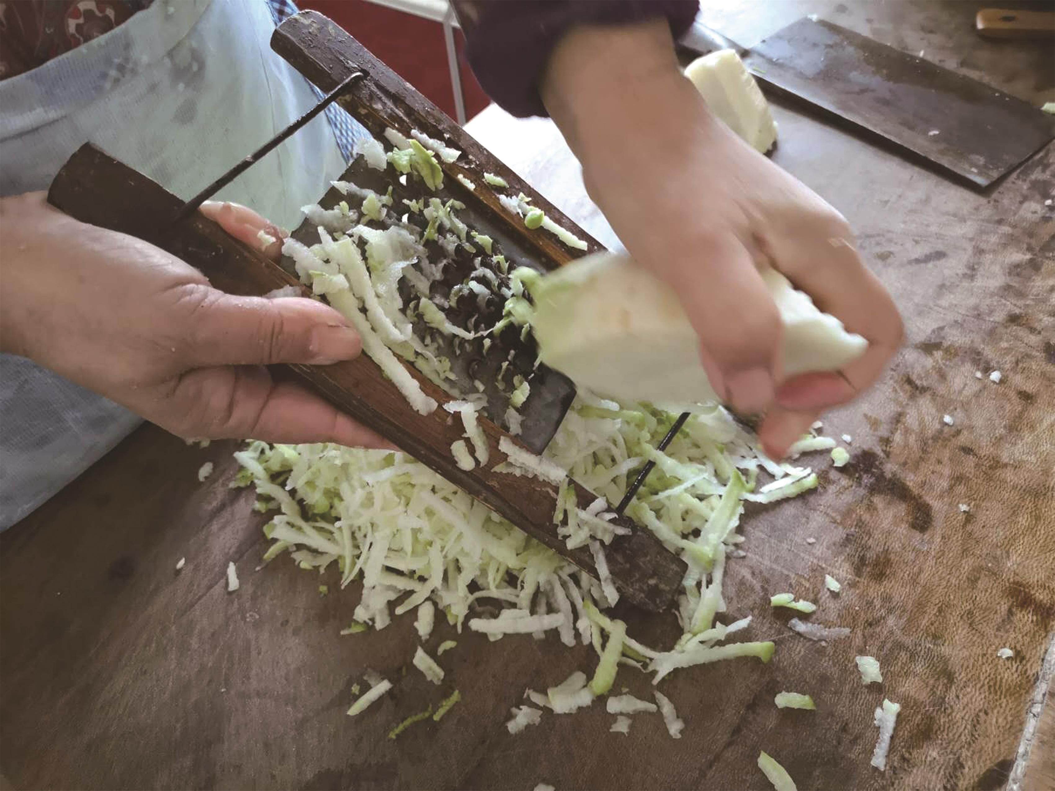 菜擦子是将蔬菜加工成片或丝的快捷工具。