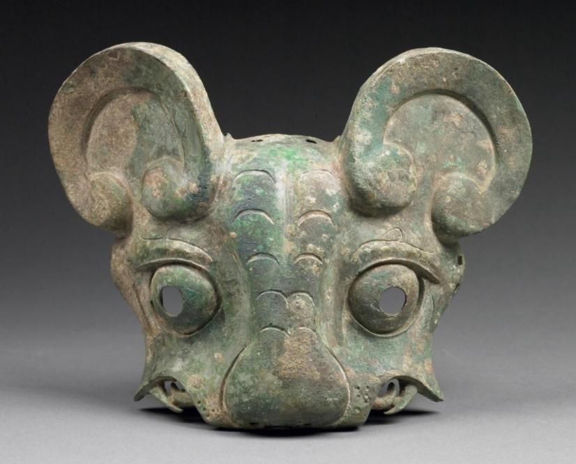 兽面铜冠。(图片由宝鸡青铜器博物院提供)