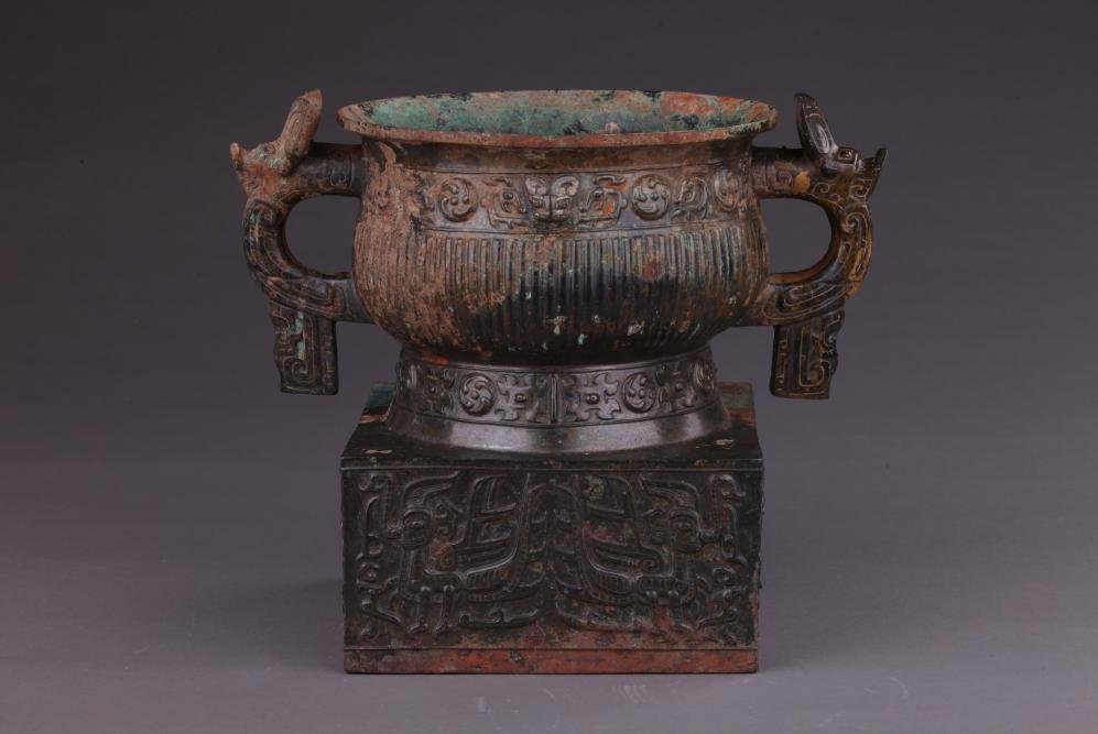 西周铜方座簋。(图片由宝鸡市渭滨区博物馆提供)