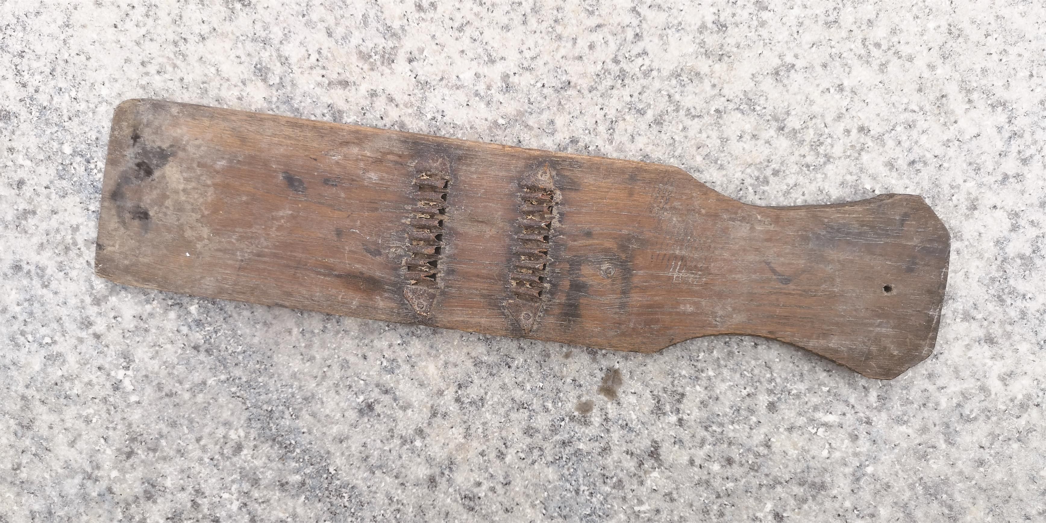 菜擦子是用一块长方形木板,中间安可切丝切片的刀刃制成的器具。