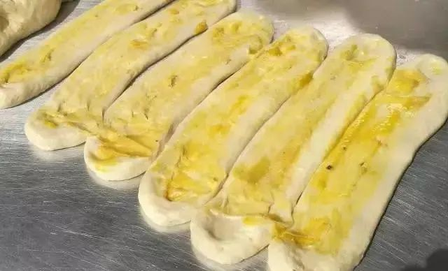 “油酥”与面团相遇的那一刻食客的味蕾已经按捺不住了。