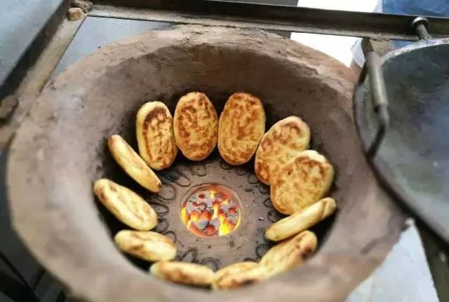 炉内的炭火激发了油酥馍酥脆的口感。