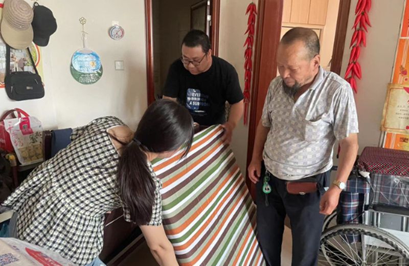 志愿者为老人提供贴心服务。