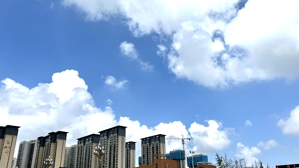 云朵如烟似雾。