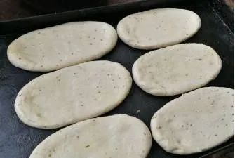 “狗舌头”的形状是正宗康桥油酥馍的一个重要标志