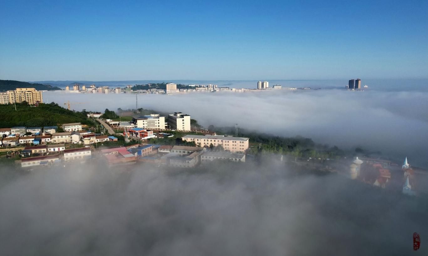 山城宜君的清晨，云雾缭绕，宛若“天空之城”。张大龙 摄