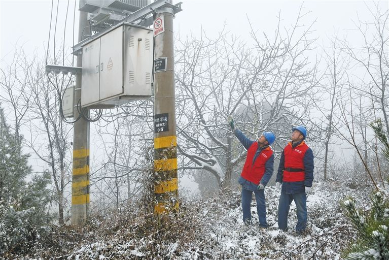 踏雪巡線保供電