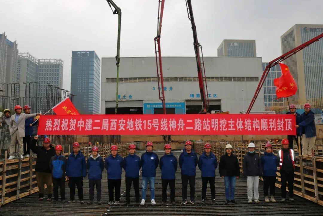 12月22日,西安地鐵8號環線長鳴路車輛段施工現場,大型機械設備開足