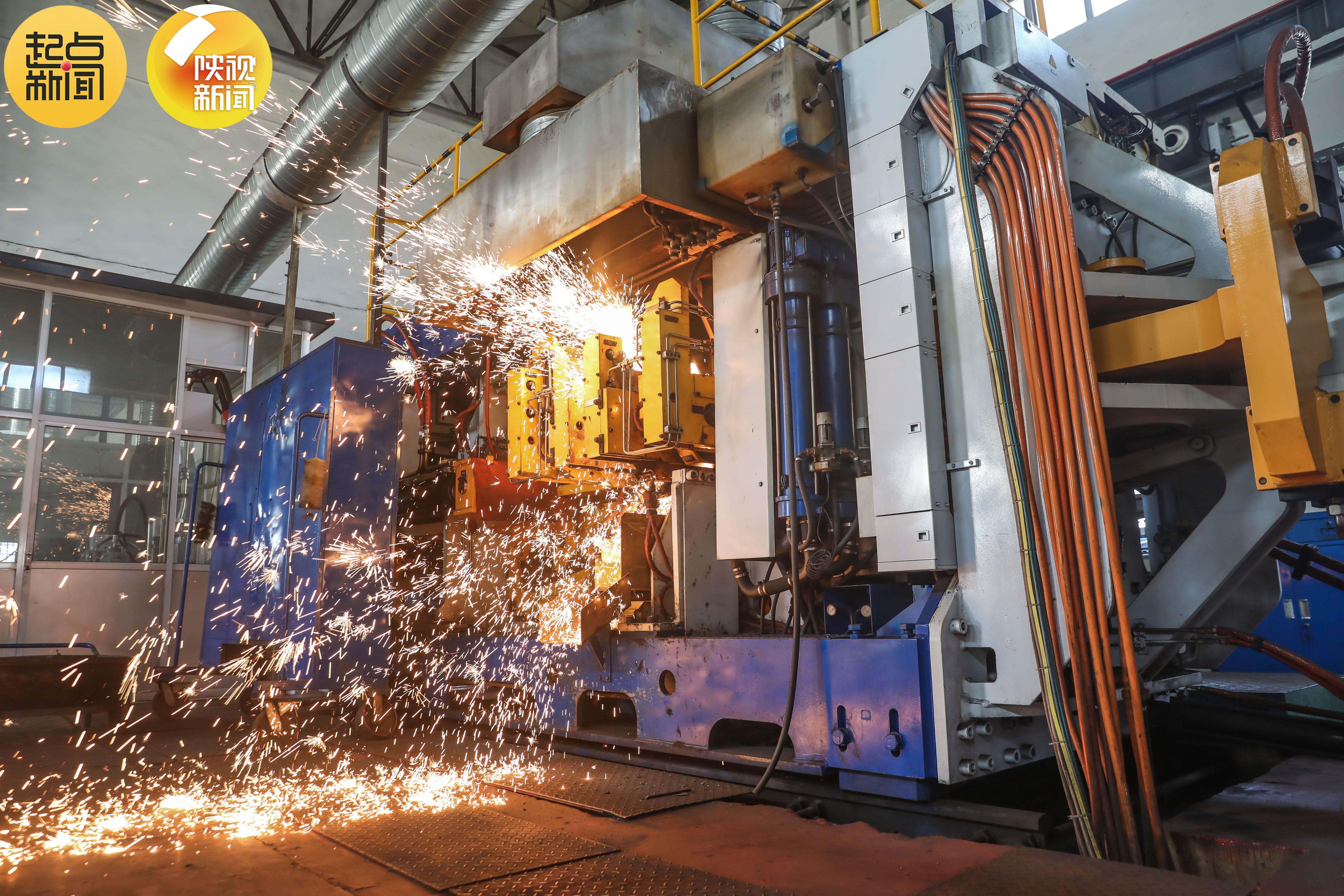 随着西延高铁首批次100根长钢轨的焊接完成,标志着西延高铁钢轨焊接