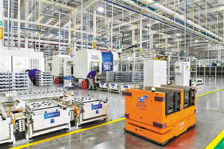 1月30日,在西安法士特高智新工厂,智慧物流小车穿梭运送半成品至生产