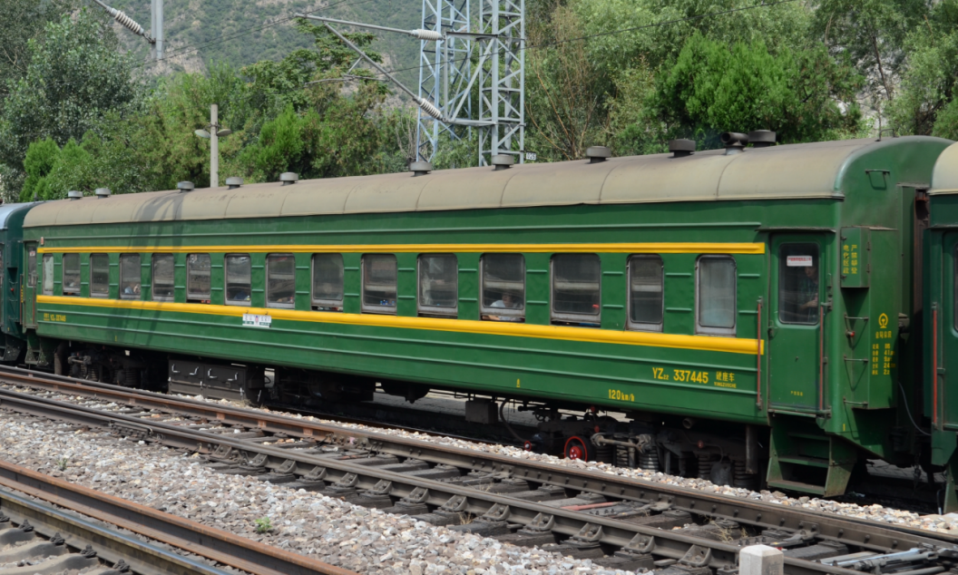 春运遇上暴雪高铁降速停运为何绿皮车还能冒雪前行