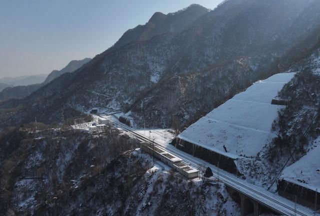 宝成铁路秦岭观音山车站.新华社记者 张博文 摄
