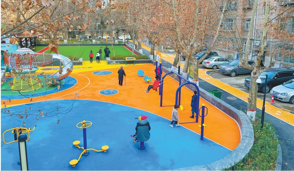 3月12日,西安市碑林区中铁一局乐养社区居民在中心广场活动.