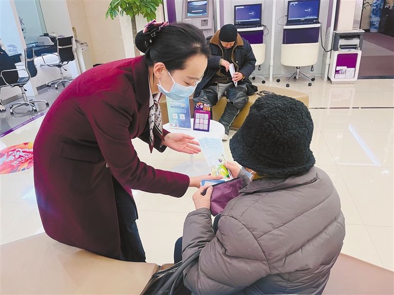 3月23日,光大银行西安南关正街支行工作人员为老年客户讲解金融知识.