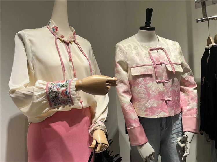 店内售卖的新中式女装"新中式"元素成搭配潮流"衣服上的盘扣很别致,衣