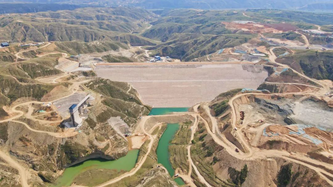 榆林黄河东线马镇引水工程建设正酣 黄石沟水库大坝封顶在即