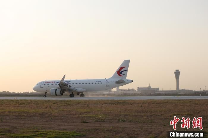 西安机场三期扩建工程新建北二跑道试飞成功