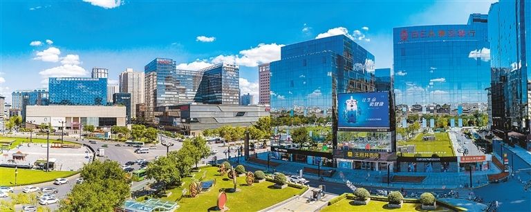 永宁门广场周边，高端商业楼宇鳞次栉比。（资料图片）