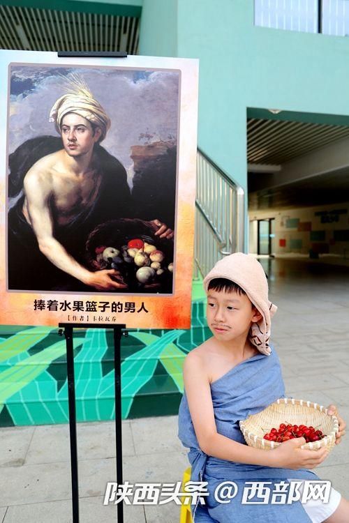 充满趣味性的"世界名画模仿秀",鼓励孩子们在家就地取材,通过"沉浸式"