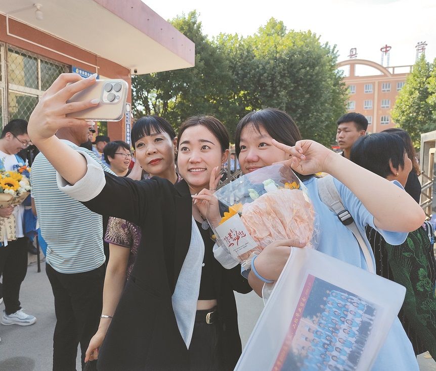 6月8日,永寿县考生和家长在永寿县中学考点合影.