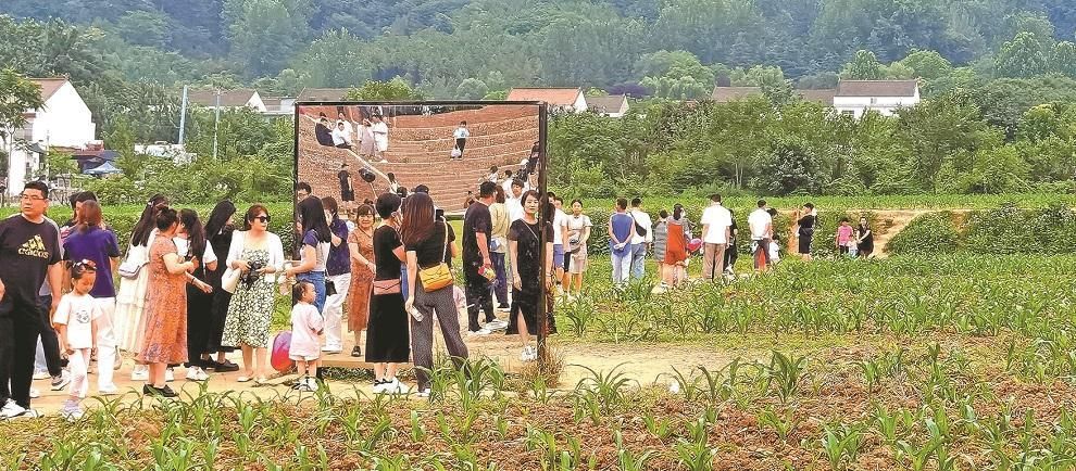6月21日,游客在西安市鄠邑区蔡家坡村享受夏日时光。