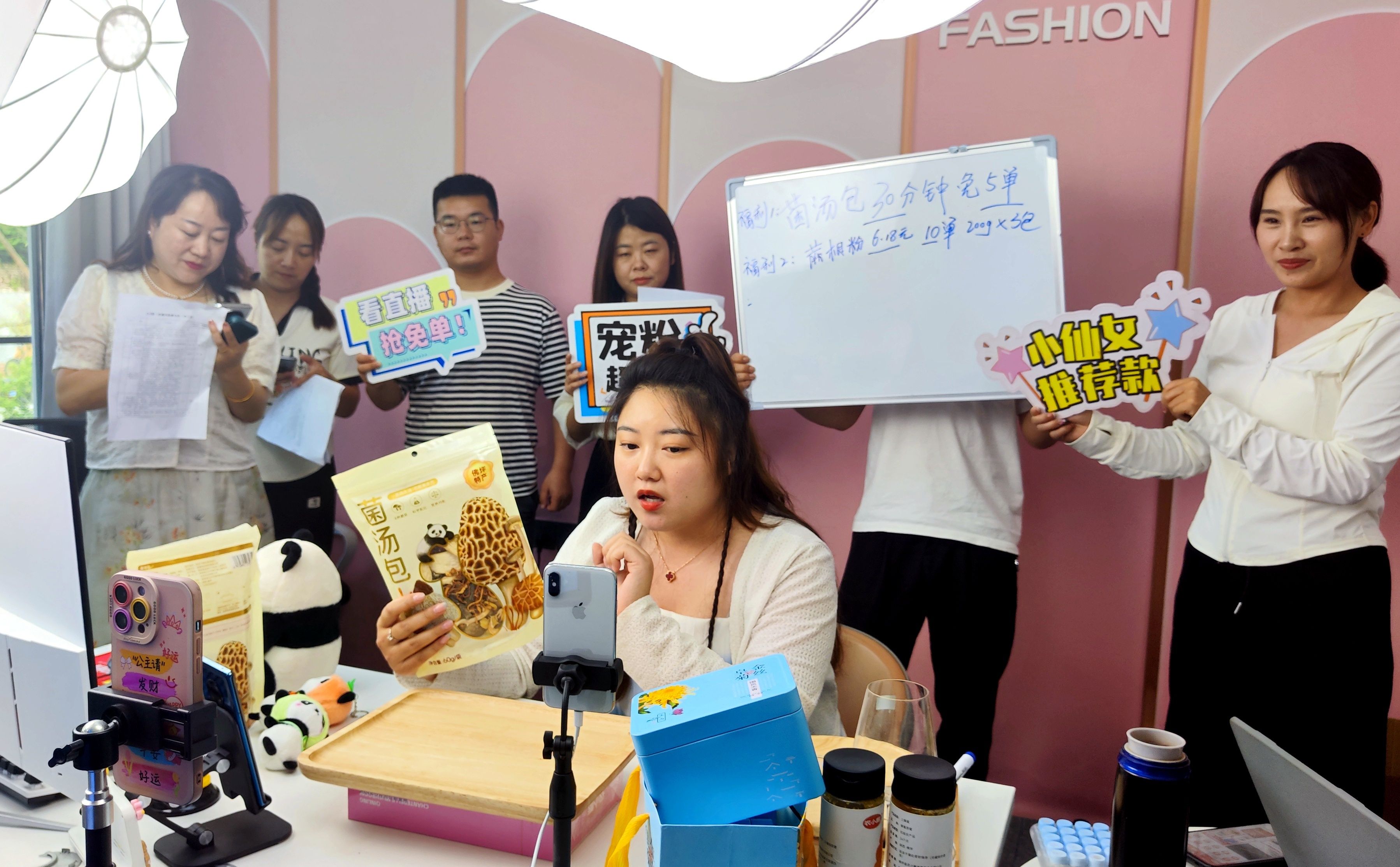 直播间里,佛坪的本土主播热情地展播本地特色农产品。