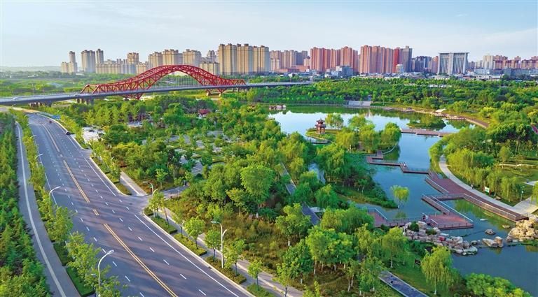 夏日时节,富平县温泉河湿地公园绿意盎然,风景如画。通讯员 王世奎 摄