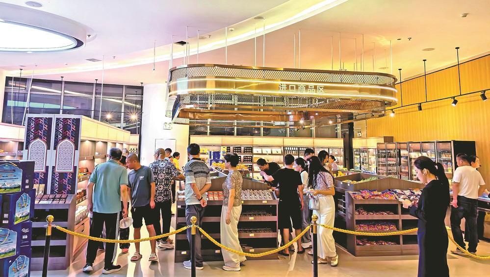 在丝路会客厅进口商品区,上千种来自中亚等地区的商品吸引市民游客购买。