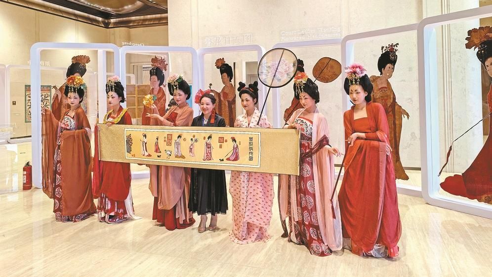 5月21日至23日,第十四届中美旅游高层对话举行。图为与会嘉宾与“唐仕女”合影(资料照片)。
