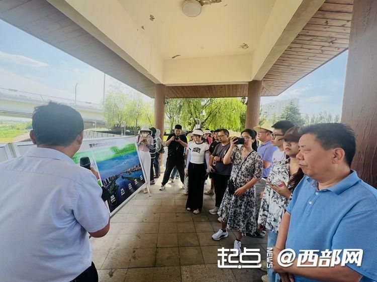 采访团正在采访。