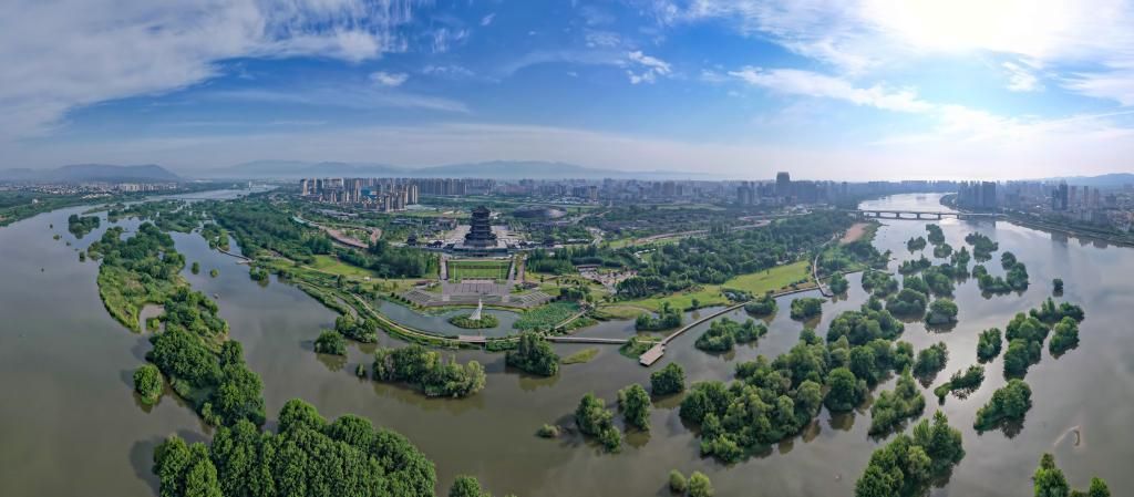 图为陕西省汉中市天汉湿地公园(6月23日摄,无人机照片)。新华社发(刘宇源 摄)